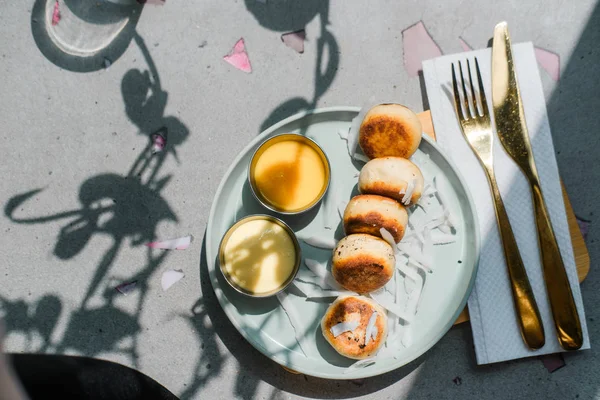 Vegan tahu panggang keju pancake dengan mangga — Stok Foto