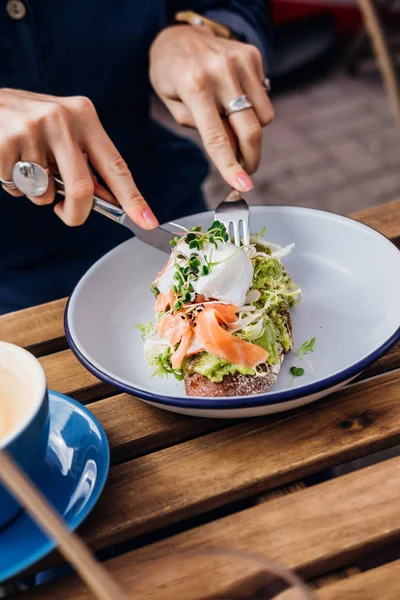 Kadın elleri avokado tost kesme 