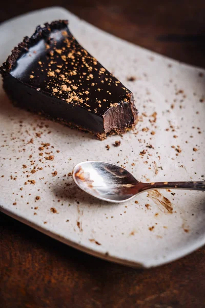 Potongan mentah kue coklat hitam vegan — Stok Foto