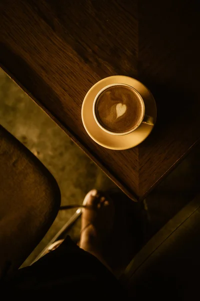 Cappuccino mit Herz in gelber Tasse — Stockfoto