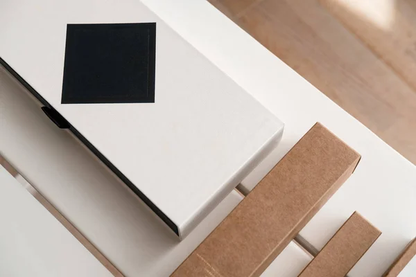 Виготовлення паперових косметичних коробок, макет упаковки — стокове фото