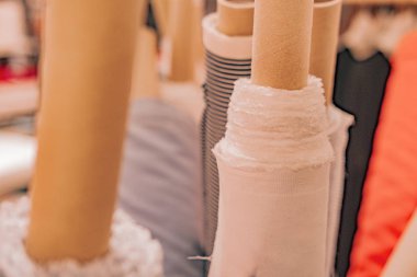 Doğal moda kumaş ve tekstil ruloları