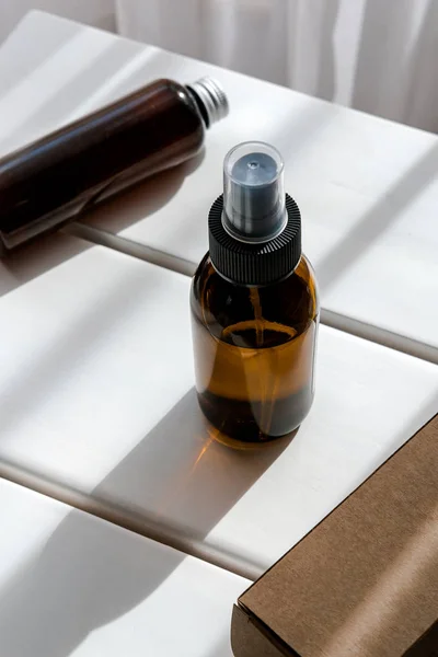 Botellas de vidrio marrón con cosméticos orgánicos — Foto de Stock