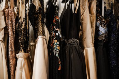 Lüks akşam parlayan yüksek moda elbiseler