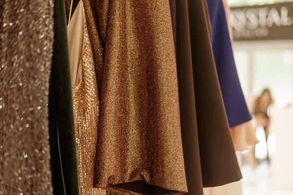 Luxusní večerní, zářivě vysoké módní šaty — Stock fotografie