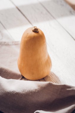 Butternut beyaz ahşap masada, düşmek natürmort