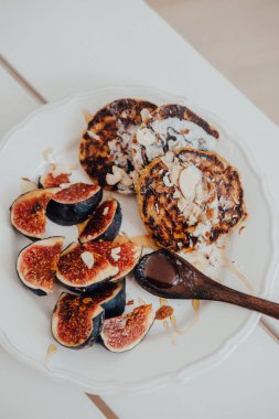 Beyaz ahşap masada Vegan glutensiz krep