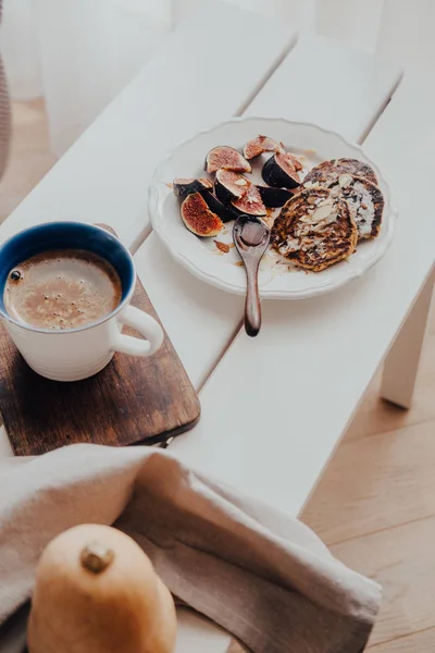 Kürbispfannkuchen mit Feigen auf weißem Holztisch — Stockfoto