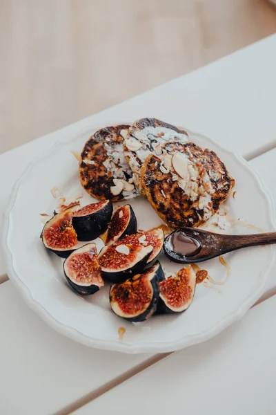 Vegan pancake senza glutine su tavolo di legno bianco — Foto Stock