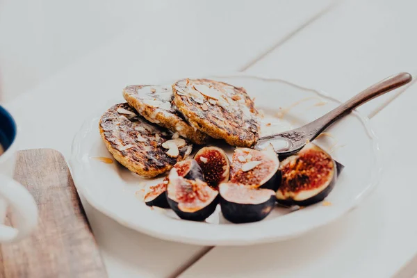 Pumpkin pancake dengan ara di meja kayu putih — Stok Foto