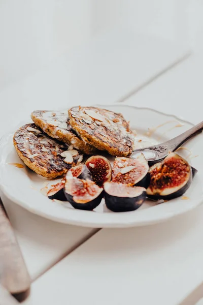 Frittelle di zucca con fichi su tavolo di legno bianco — Foto Stock