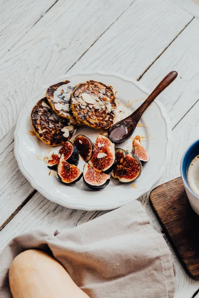 Pumpkin pancake dengan ara di meja kayu putih — Stok Foto