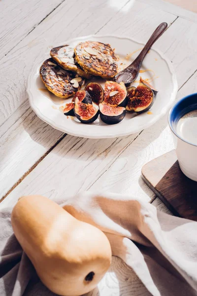 Frittelle di zucca con fichi su tavolo di legno bianco — Foto Stock