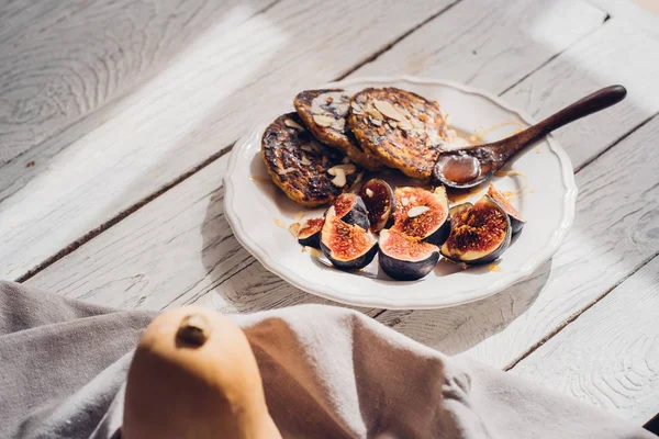 Frittelle di zucca con fichi su tavolo di legno bianco — Foto Stock