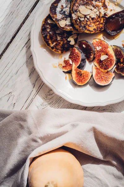 Frittelle di zucca con fichi su tavolo di legno bianco — Foto Stock