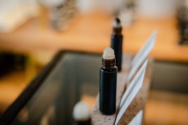 Koyu kahverengi şişede parfüm rulo