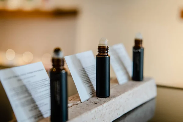 Koyu kahverengi şişede parfüm rulo