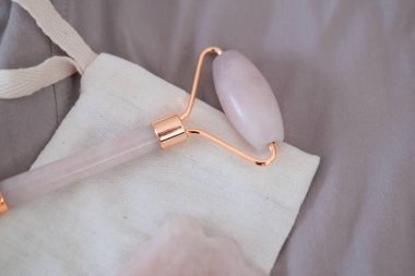 Gül kuvars guasha taş ve rulo