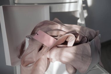 Beyaz kutu etiketli pembe keten elbise
