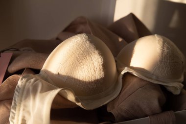 Beyaz dantel kutuda sütyen ve keten elbise kadar itmek