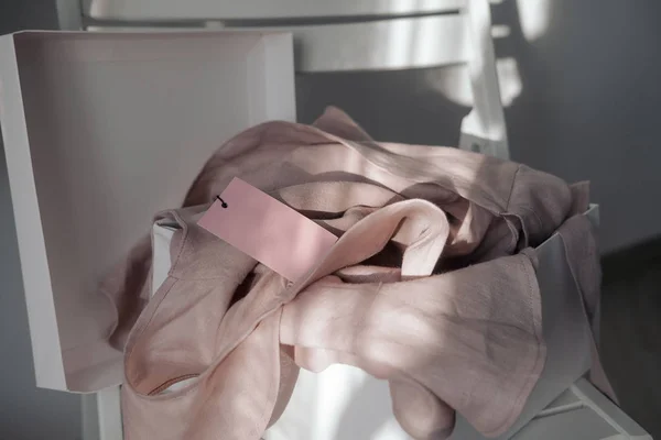 Gaun linen pink dengan tag dalam kotak putih — Stok Foto