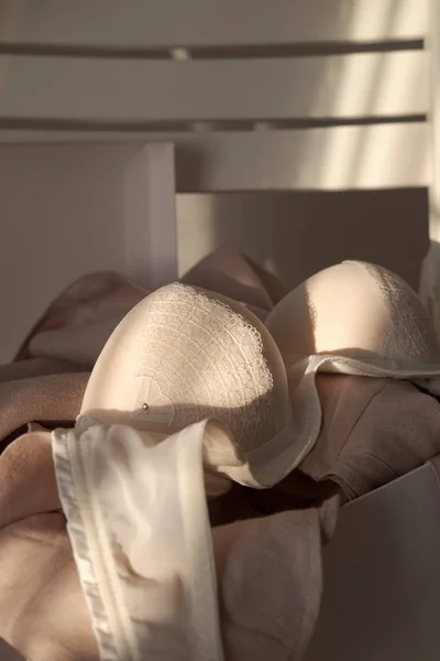 Renda putih mendorong bra dan linen gaun dalam kotak — Stok Foto