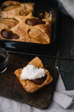 Siyah seramik bakeware Sonbahar fransız armut kek