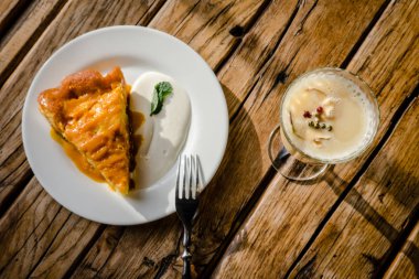 Ahşap masaya sonbahar sıcak yumruk kokteyl 