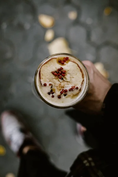 Herbst heißen Punsch Cocktail-Getränk in der Hand des Mannes — Stockfoto