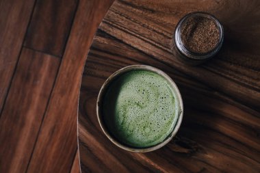 Vegan hindistan cevizi sütü ile Matcha çay 