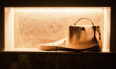 Kadının bej rengi çantası mermer üzerinde 