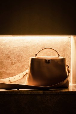 Kadının bej rengi çantası mermer üzerinde 