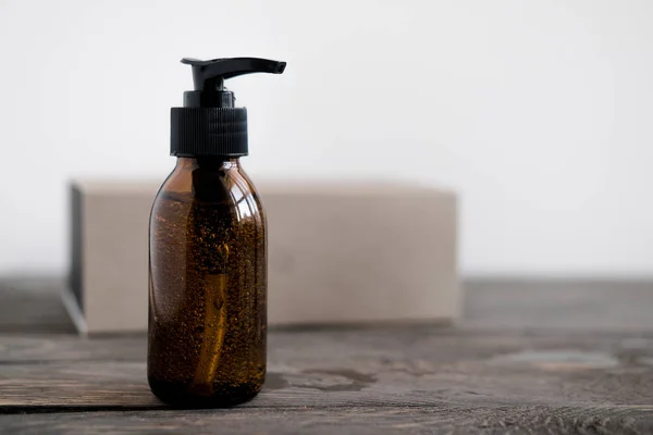 Kosmatik gelap amber botol dengan pompa — Stok Foto