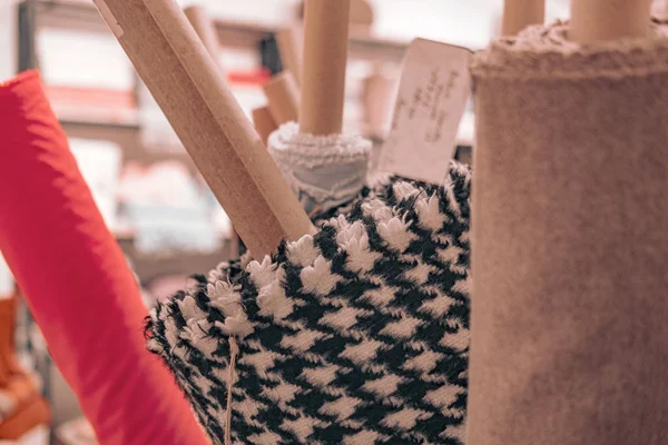 Rotoli di tessuti naturali di moda e tessili — Foto Stock