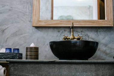 Siyah lavabo vintage bakır musluk loft banyo