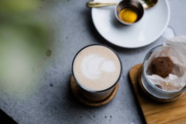 Gri beton masada Masala chai latte.
