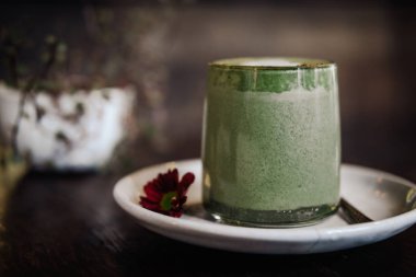 Vegan hindistan cevizi sütü ile Matcha latte 