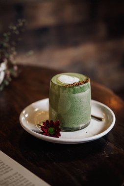 Vegan hindistan cevizi sütü ile Matcha latte 