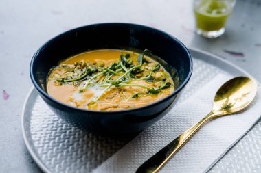 Açık gri arka planda kabak krema çorbası