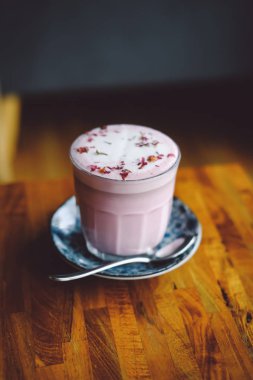 Vejetaryen hindistancevizi sütlü gül pancar latte sanatı