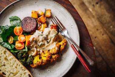 Köri sebzeler ile sıcak doyurucu kahvaltı