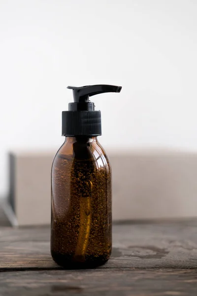 Kosmatik gelap amber botol dengan pompa — Stok Foto