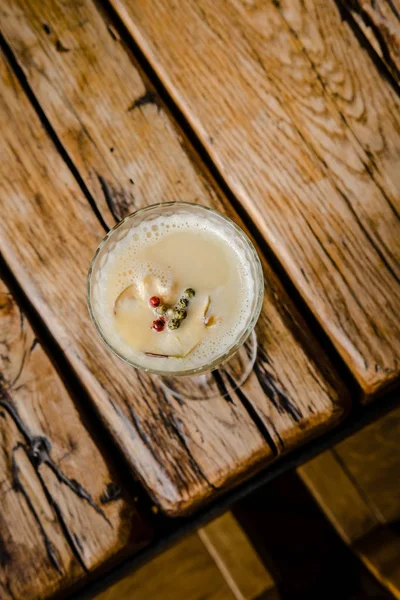 Jatuh minuman panas koktail di atas meja kayu — Stok Foto