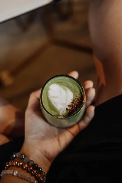 Matcha latte com leite de coco vegan — Fotografia de Stock