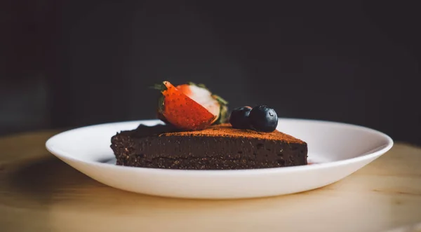 Vegan cokelat mentah berkembang sepotong kue — Stok Foto