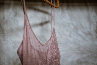 Boho şık açık ahşap giyim raf