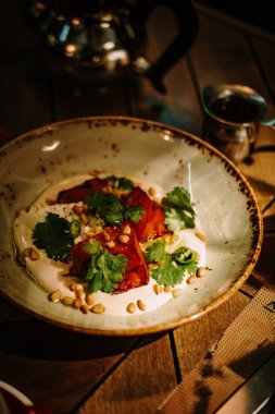 Restoranda kremalı balkabağı tatlısı.