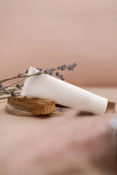 Tabung Kosmetik Putih Dengan Latar Belakang Merah Muda Minimalisme Alam — Stok Foto