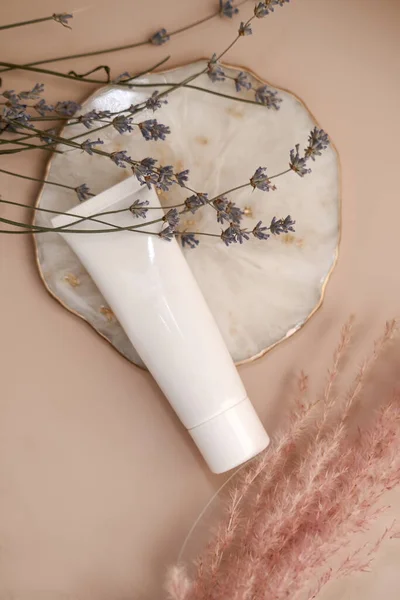Tabung Kosmetik Putih Pada Latar Belakang Warna Persik Cahaya Minimalisme — Stok Foto