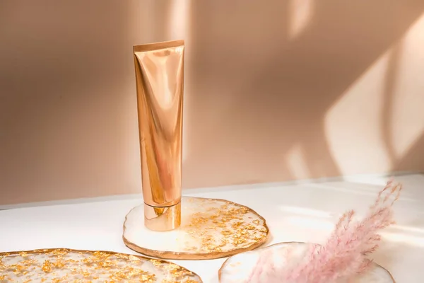 Tabung Kosmetik Emas Cahaya Latar Belakang Warna Pastel Lampu Dan — Stok Foto